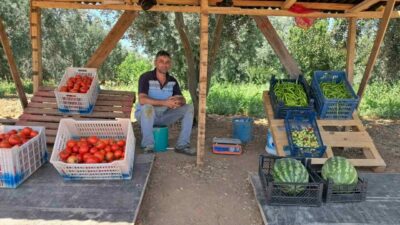 Bursa’da yoldan geçerken, tarladan topladığı sebze ve meyvelerin parasını bıraktığı