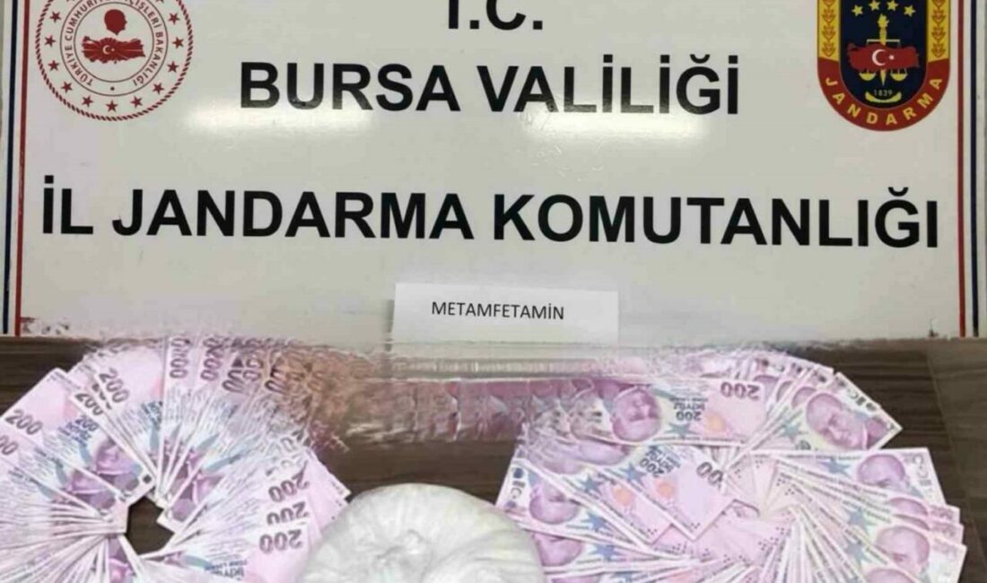 Evde kenevir yetiştiren şahısları İnegöl Jandarması yakaladı Bursa’nın İnegöl ilçesinde jandarma ekiplerinin bir eve düzenledikleri operasyonda, evin