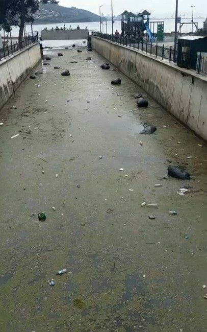 Gemlik Körfezi çöplüğe döndü Bursa’nın Gemlik ilçesinde Karsak deresinden yağmur suyuyla birlikte denize dökülen