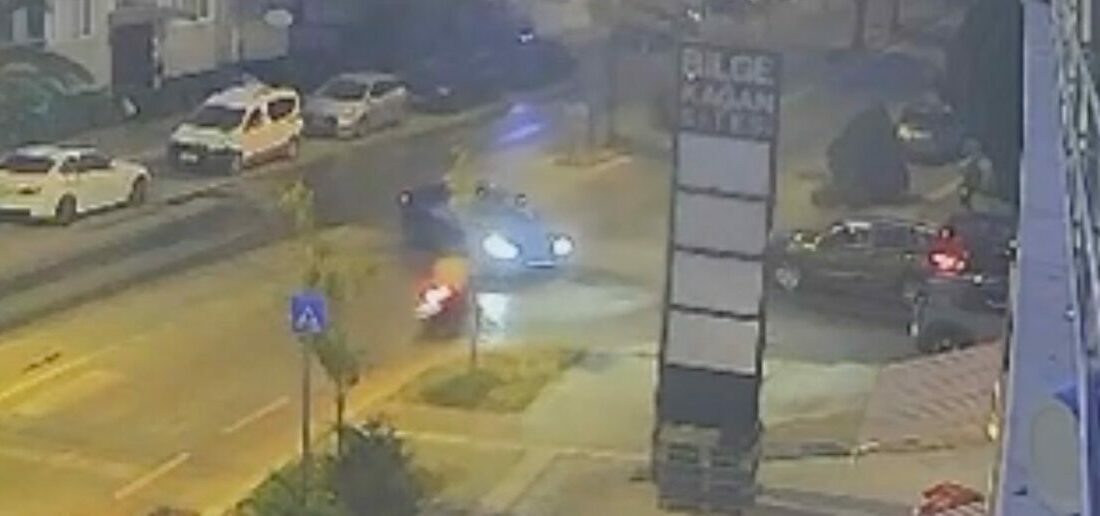 Genç motorcunun kaza anı kameralara böyle yansıdı Bursa’da 16 yaşındaki motosiklet sürücüsünün yaralı olarak atlattığı kazanının görüntüleri