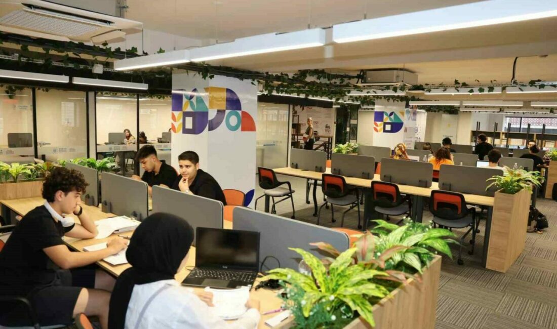 Gençliğe yatırım sürüyor: Gemlik Gençlik Merkezi hizmete açıldı Bursa Büyükşehir Belediyesi tarafından gençlerin kendilerini ifade edebilmeleri, fikirlerini paylaşabilmeleri