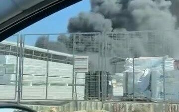 Bursa’nın Nilüfer ilçesinde faaliyet gösteren geri dönüşüm fabrikasından yükselen dumanlar,