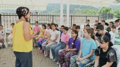 Osmangazi’nin merkeze uzak kırsal mahallerindeki çocukları kitap ile buluşturan Gezici