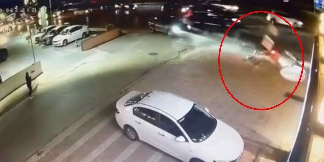 Hızla ilerleyen motosikletli böyle kaza yaptı Bursa’nın Nilüfer ilçesinde hızla seyreden bir motosikletli, sağ şeride dönüş