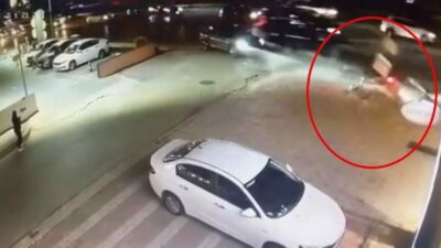 Bursa’nın Nilüfer ilçesinde hızla seyreden bir motosikletli, sağ şeride dönüş