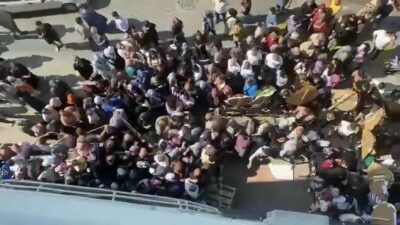 Bursa’da bir alışveriş mağazasının, yeni şubesinin açılışında yaptığı indirim ve