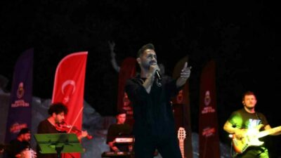 İnegöl Belediyesi’nin yaz etkinlikleri kapsamında düzenlenen Aydın Şahin konseri büyük