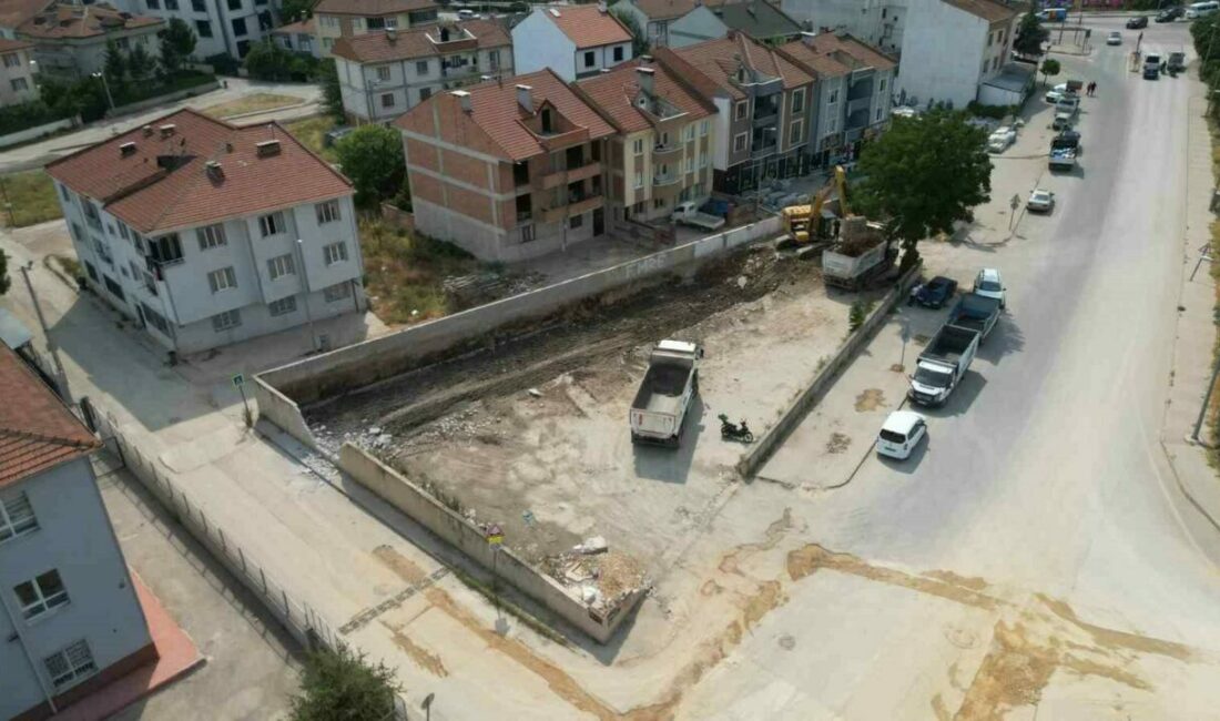 İnegöl’de atıl vaziyetteki boş alan otoparka dönüşüyor Bursa İnegöl Belediyesi, Ertuğrulgazi Mahallesinde atıl vaziyette bulunan boş alanda