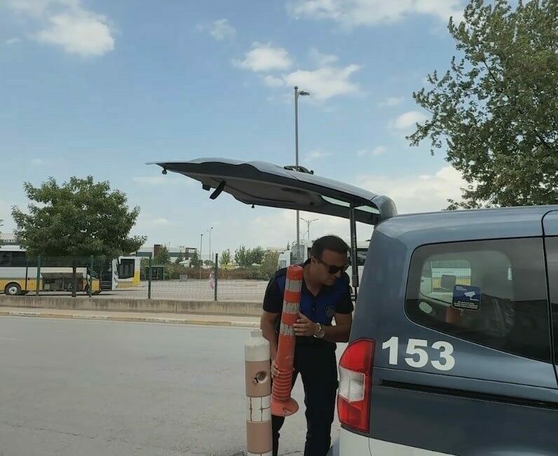 İnegöl’de kaldırım ve yol işgallerine geçit yok İnegöl Belediyesi Zabıta Müdürlüğü ekipleri, şehir genelinde yaya ve araç