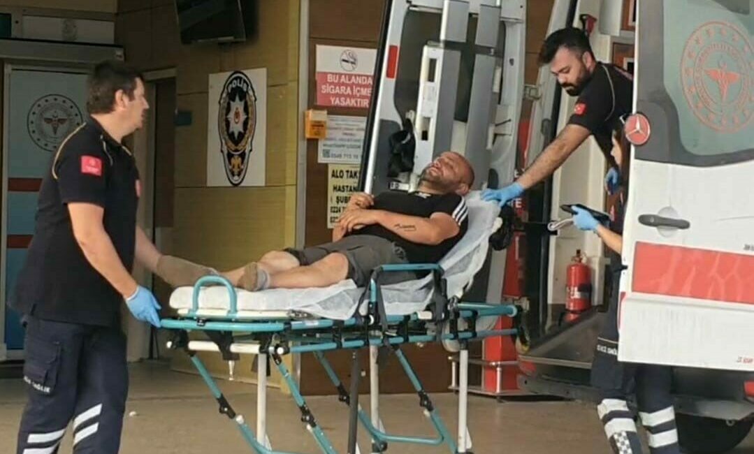 İnegöl’de kum yüklü tır devrildi: Sürücü yaralandı Bursa’nın İnegöl ilçesinde kum yüklü tırın yağış nedeniyle kayganlaşan yolda