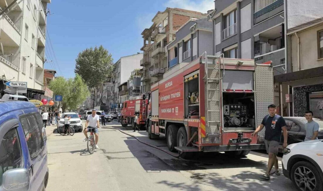 İnegöl’de yıkımına başlanan apartmanda yangın çıktı Bursa’nın İnegöl ilçesinde yıkımına başlanan 6 katlı apartmanın bahçesinde yangın