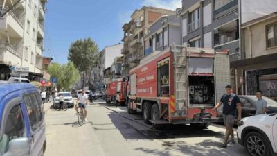 Bursa’nın İnegöl ilçesinde yıkımına başlanan 6 katlı apartmanın bahçesinde yangın