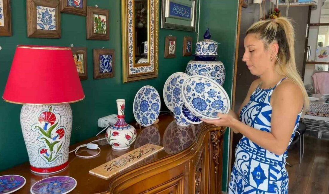 İznik’in çini sanatı dünyaya taşınıyor Bursa’nın İznik ilçesinde çini sanatını yaşatan Kübra Göllü, atölyesinde ürettiği
