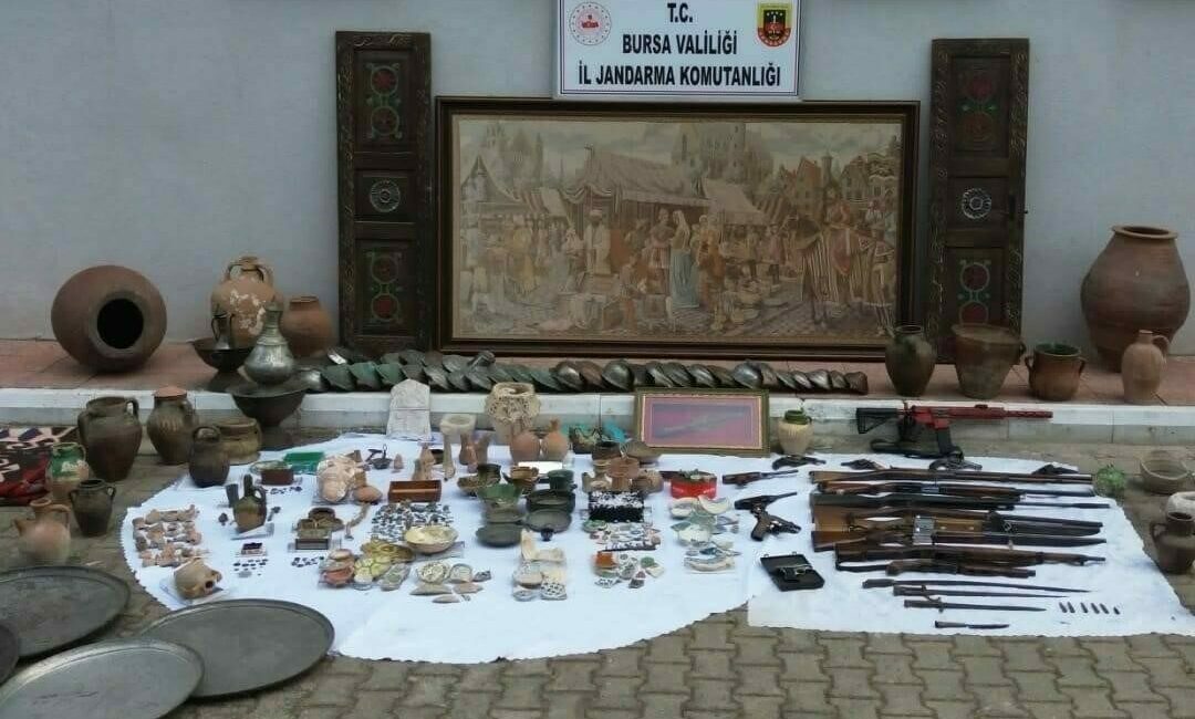 İznik’te jandarma 4.5 milyon dolar değerinde tablo ele geçirdi Bursa’nın İznik ilçesinde, bir ihbarı değerlendiren Bursa İl Jandarma Komutanlığı