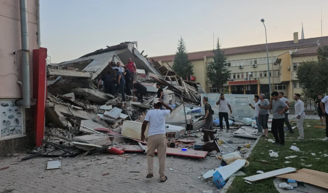 Balıkesir'in Sındırgı ilçesinde 6,1 büyüklüğünde deprem meydana geldi. Deprem Bursa