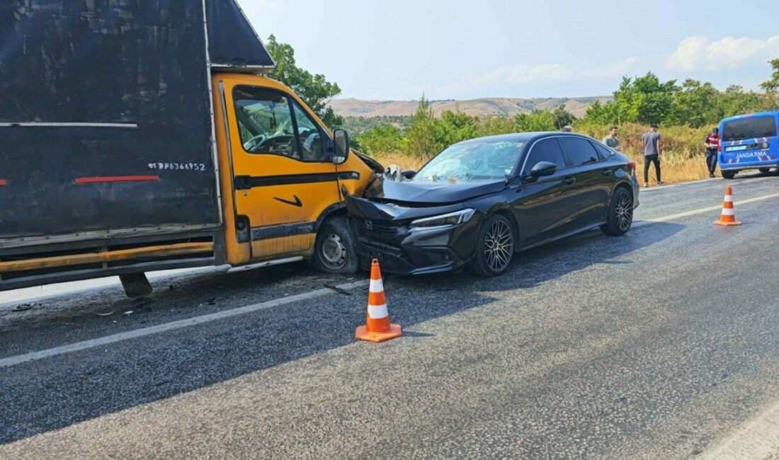 Kafa kafaya kaza: 6 yaralı Bursa’nın İnegöl ilçesinde, otomobil ile kamyonetin kafa kafaya çarpıştığı kazada