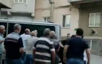 Bursa’nın Osmangazi ilçesinde iki grup arasında çıkan kavga kameralara yansıdı.