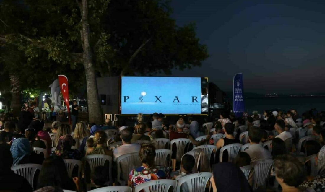 ‘Kamyoled’ ile açık havada sinema keyfi Bursa Büyükşehir Belediyesi, sıcak günlerin etkili olduğu yaz aylarında 7’den