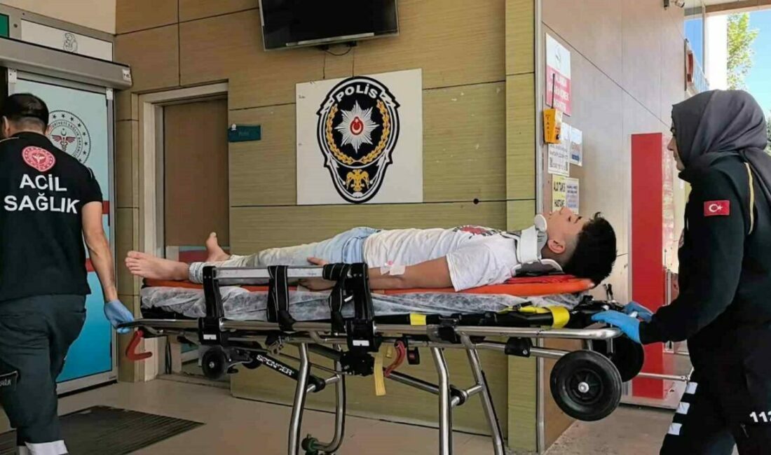 Kamyonet direğe çarptı 3 yaralı Bursa’nın İnegöl ilçesinde meydana gelen kazada kontrolden çıkan kamyonet beton