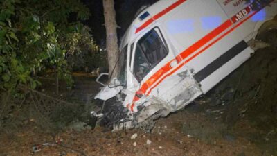 Bursa’nın Orhangazi ilçesinde kamyonetin çarptığı ambulans bahçeye uçtu. Kazada 5