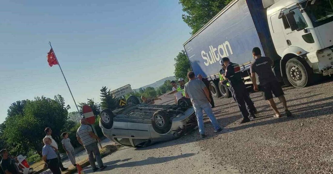 Kamyonla çarpışan otomobil takla attı: 1’i çocuk 5 yaralı Bursa’nın İnegöl ilçesinde kamyon ile çarpışan otomobilin takla attığı kazada,