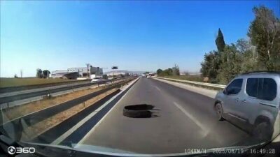 Bursa’nın Karacabey ilçesi yakınlarında anayolda ilerleyen bir araç, yola atılan