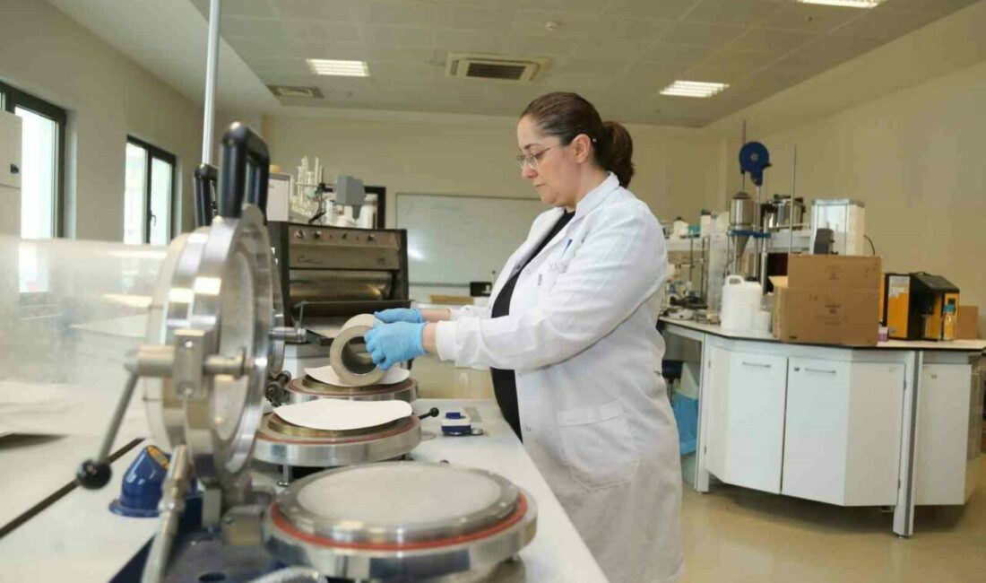 Kâğıt atıkları doğada çözünebilir saksıya dönüşecek Bursa Teknik Üniversitesi (BTÜ) akademisyenleri, atık kâğıtları toprakta çözünebilen saksılara