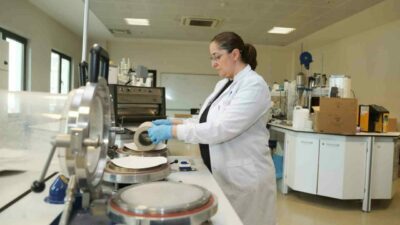 Bursa Teknik Üniversitesi (BTÜ) akademisyenleri, atık kâğıtları toprakta çözünebilen saksılara