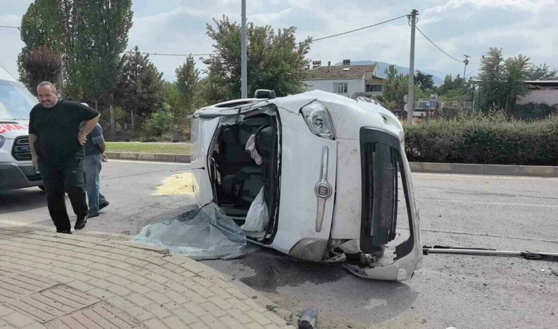 Kontrolden çıkan araç taklalar attı, 2 kişi yaralandı Bursa’nın İnegöl ilçesinde meydana gelen kazada kontrolden çıkan hafif ticari
