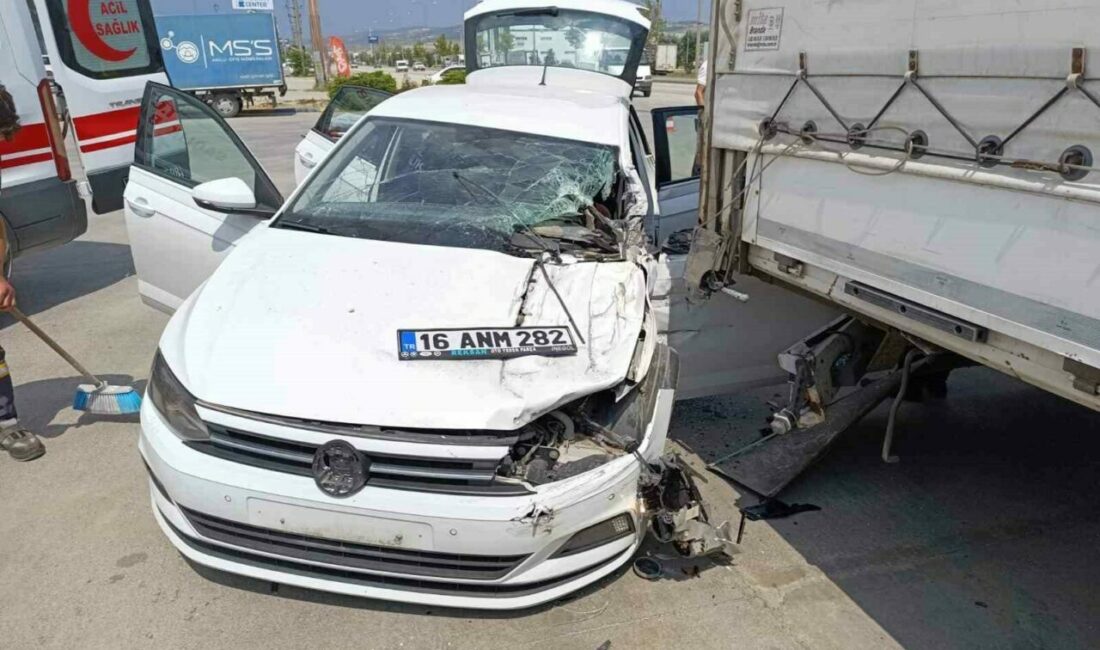 Kontrolden çıkan otomobil benzinlikteki tıra çarptı Bursa’nın İnegöl ilçesinde meydana gelen kazada sürücüsünün kontrolünden çıkan otomobil