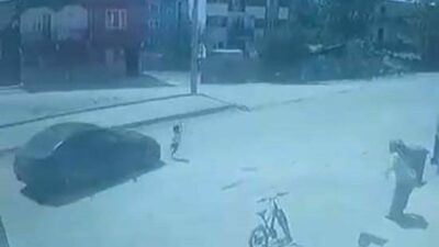 Bursa’nın İnegöl ilçesinde meydana gelen kazada otomobilin, caddeye koşarak çıkan