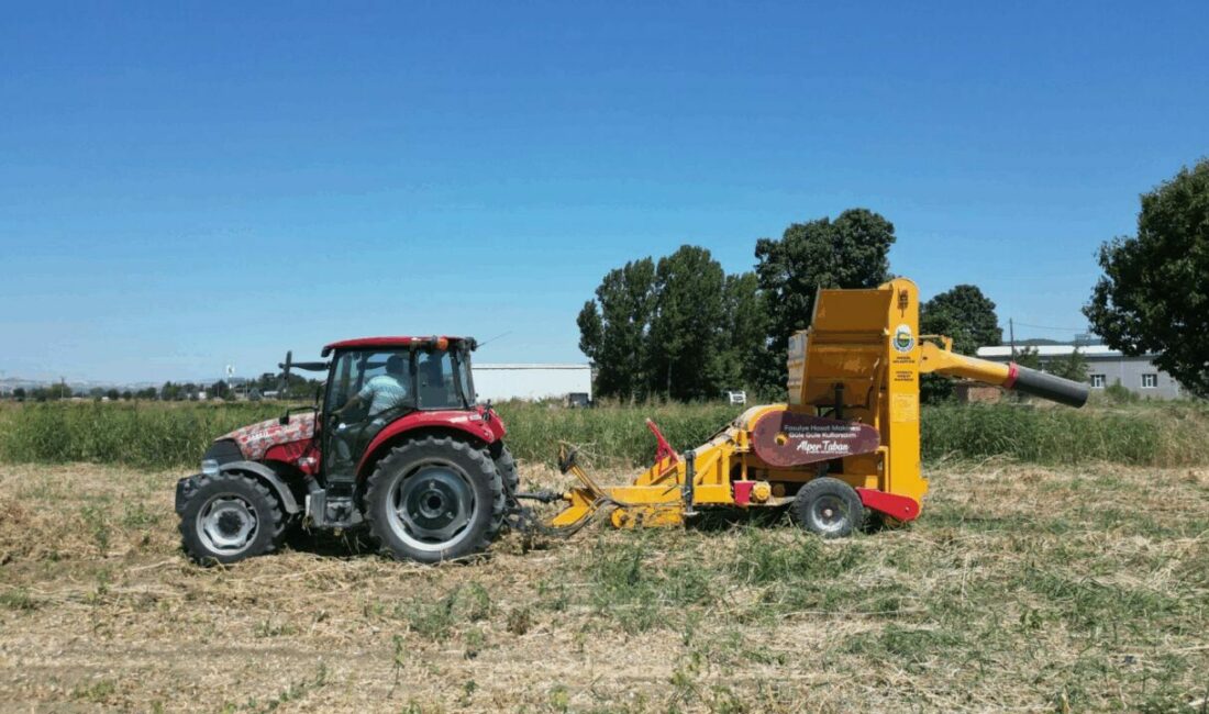 Kuru fasulye hasat makinesi İnegöl tarlalarında mesaiye başladı İnegöl Belediyesi’nin üreticiye katkı sunmak adına geçtiğimiz yıl ücretsiz olarak