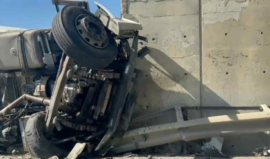 Lastiği patlayan kamyon köprü ayağına çarptı sürücü öldü Bursa’nın Mustafakemalpaşa ilçesinde fireni patlayınca köprü ayaklarına çarpan kamyonun sürücüsü