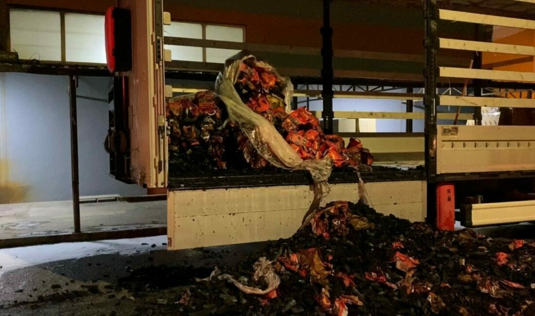 Mangal kömürü yüklü tır alev alev yandı Bursa’nın İnegöl ilçesinde park halindeki mangal kömürü yüklü tırda yangın