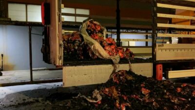 Bursa’nın İnegöl ilçesinde park halindeki mangal kömürü yüklü tırda yangın