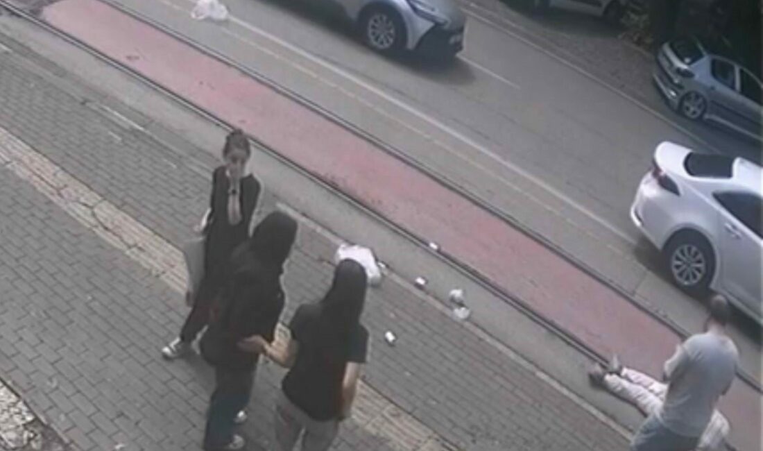 Market alışverişinden çıktı, hastanelik oldu: Kaza anı kamerada Bursa’nın Osmangazi ilçesinde market alışverişinden çıkan yaşlı adam, yolun karşısına