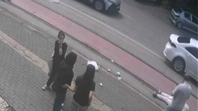 Bursa’nın Osmangazi ilçesinde market alışverişinden çıkan yaşlı adam, yolun karşısına