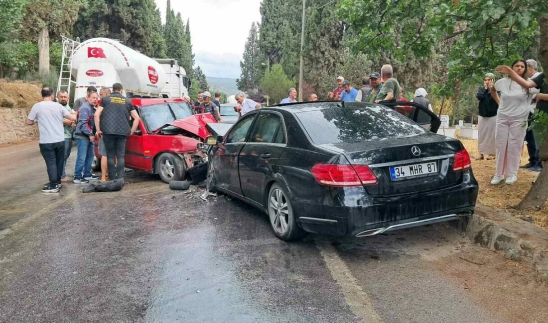 Mercedes ile Tofaş otomobil çarpıştı: 1 ölü, 4 yaralı Bursa’nın İznik ilçesinde yağışlı hava dolayısıyla kayganlaşan yolda biri Mercedes