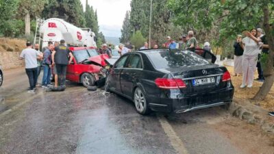 Bursa’nın İznik ilçesinde yağışlı hava dolayısıyla kayganlaşan yolda biri Mercedes