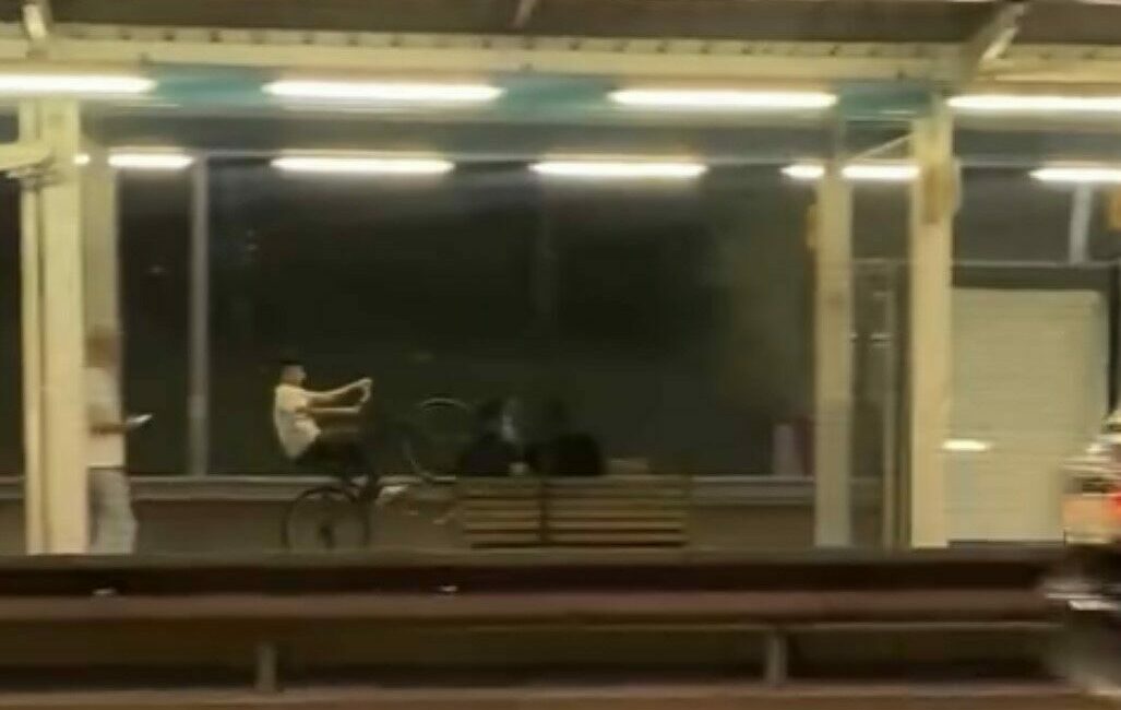 Metro istasyonunda tek teker üzerinde bisiklet sürdü Bursa’da bir bisikletli, şehir içi raylı sistemin istasyonuna girerek, tek