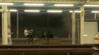 Bursa’da bir bisikletli, şehir içi raylı sistemin istasyonuna girerek, tek