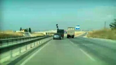 Bursa’dan İzmir istikametine doğru seyreden kamyondan yerlere saçılan sebze ve