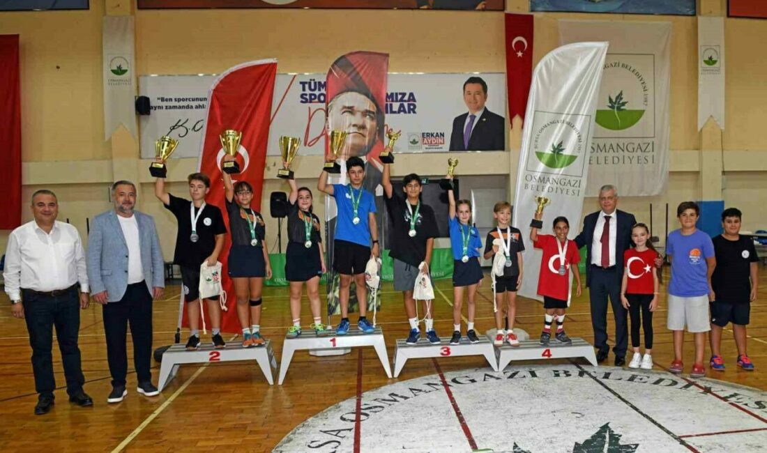 Minik raketler Osmangazi’de kıyasıya mücadele etti Zafer Bayramı coşkusunu sporla buluşturan Osmangazi Belediyesi, düzenlediği masa tenisi
