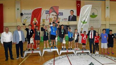 Zafer Bayramı coşkusunu sporla buluşturan Osmangazi Belediyesi, düzenlediği masa tenisi