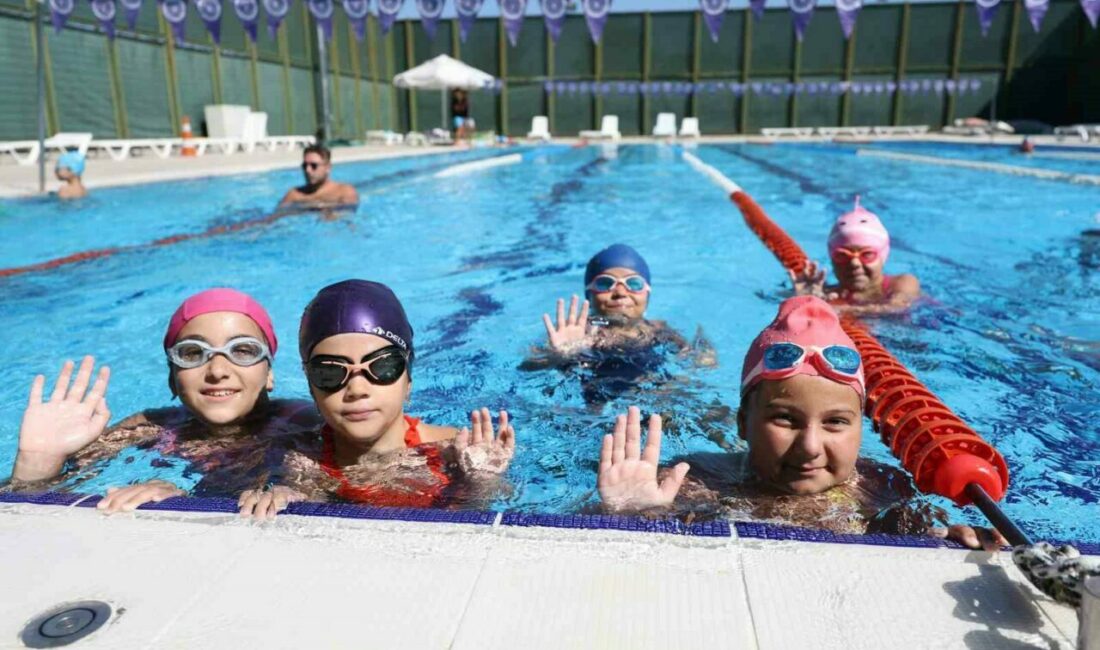 Minik yüzücülerin sertifika heyecanı Bursa Büyükşehir Belediyesi tarafından düzenlenen Yaz Spor Okulları, çocuklara hem