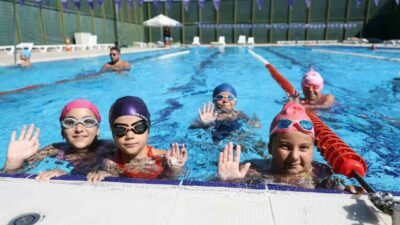 Bursa Büyükşehir Belediyesi tarafından düzenlenen Yaz Spor Okulları, çocuklara hem