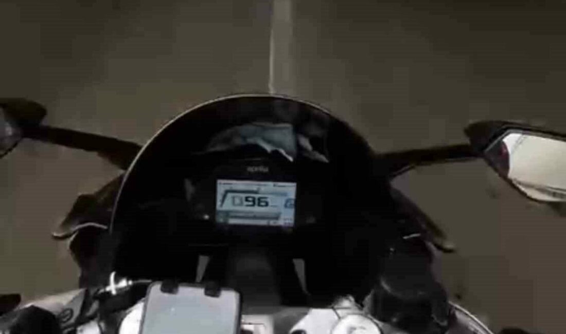 Motosiklet sürücüsünün ölümden döndüğü anlar kask kamerasında Bursa’da trafikte seyir halinde olan motosikletli, aniden önüne kıran otomobile