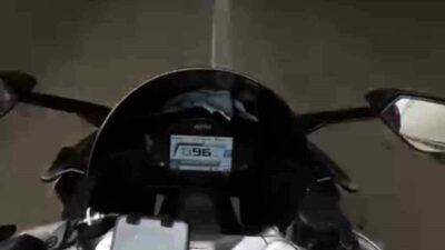 Bursa’da trafikte seyir halinde olan motosikletli, aniden önüne kıran otomobile