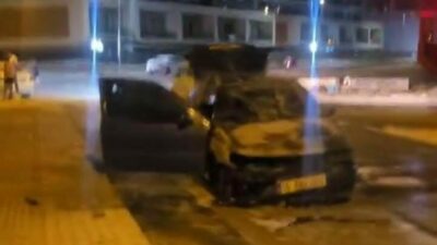 Bursa’nın Nilüfer ilçesinde park halindeki otomobil alev aldı. Vatandaşlar bahçe