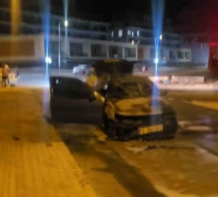 Nilüfer’de park halindeki otomobil alev aldı Bursa’nın Nilüfer ilçesinde park halindeki otomobil alev aldı. Vatandaşlar bahçe